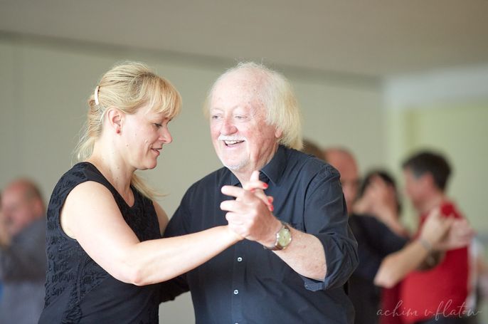 Ein Paar tanzt in der MIlonga