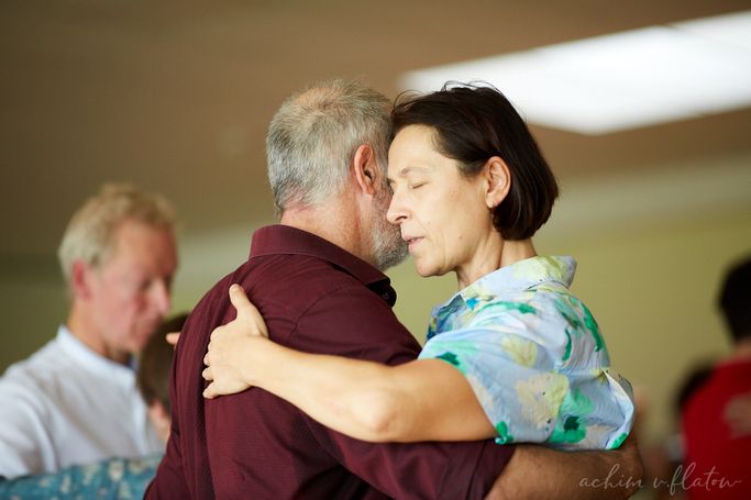 Ein Paar tanzt in der MIlonga